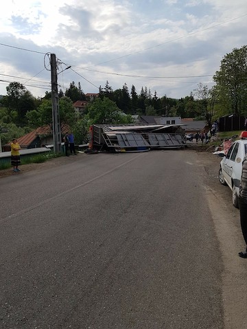 Știre actualizată. Drumul Piatra Neamț-Târgu Neamț blocat de un tir răsturnat. Foto