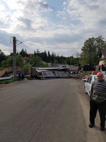 Știre actualizată. Drumul Piatra Neamț-Târgu Neamț blocat de un tir răsturnat. Foto