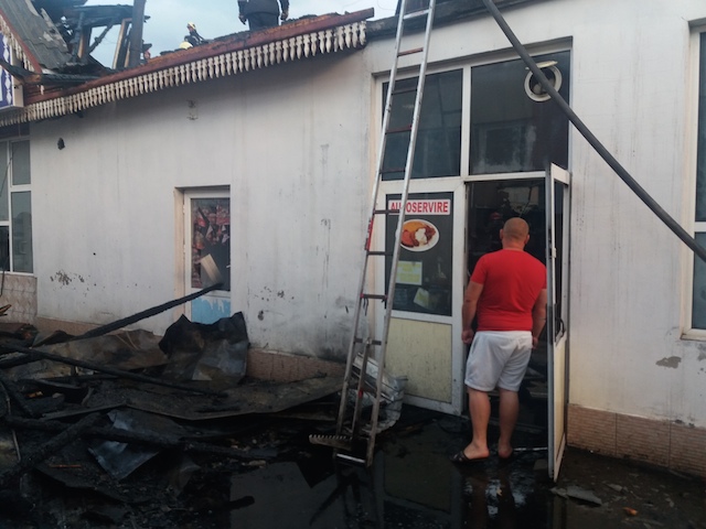 Primele concluzii după incendiul din Piața Târgu Neamț și imagini după stingerea focului