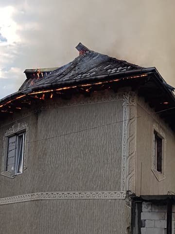 Arde acoperișul pieței din Târgu Neamț. Imagini de la fața locului