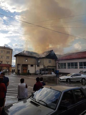 Arde acoperișul pieței din Târgu Neamț. Imagini de la fața locului