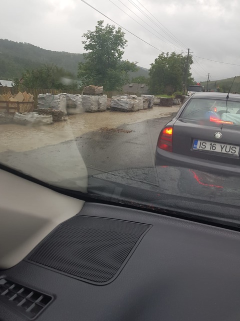 Drum blocat la Stânca (Pipirig). Foto