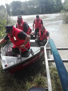 Inundaţiile au mai făcut o victimă, pompierii caută un dispărut