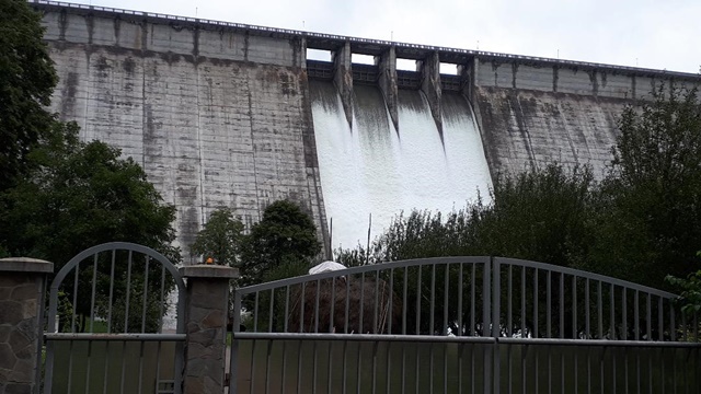 Deversările atrag turiști pe barajul Bicaz. Galerie foto