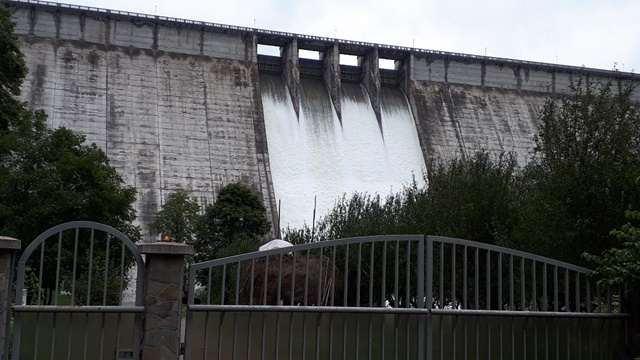Deversările atrag turiști pe barajul Bicaz. Galerie foto