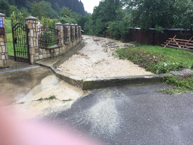 Curți inundate în Vădurele. Foto