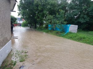 2 persoane evacuate în urma inundaților si peste 90 de curți inundate