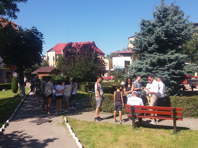 Incidente la acţiunea de strângere de semnături „Fără penali în funcţii publice” de la Târgu-Neamţ