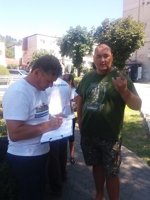 Incidente la acţiunea de strângere de semnături „Fără penali în funcţii publice” de la Târgu-Neamţ