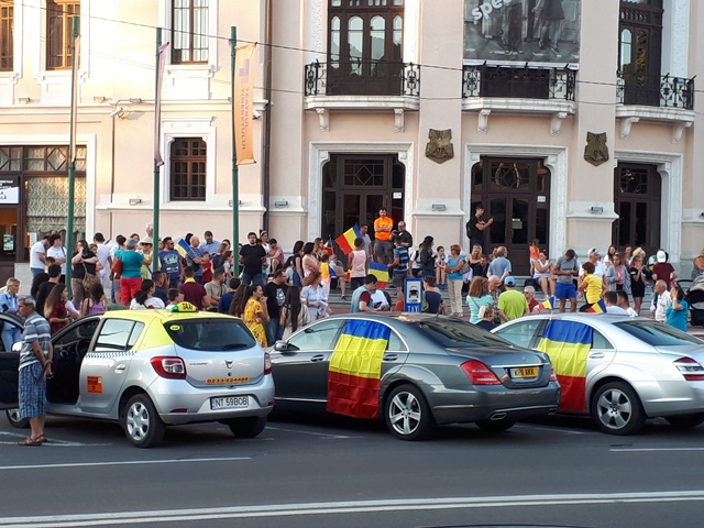 Piatra Neamț, a doua zi de proteste: ”Analfabeții”- sloganul zilei