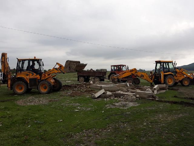 Premieră: două construcții neautorizate demolate la Târgu Neamț. Galerie foto