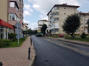 Ploile au ținut în loc lucrările de asfaltare a două străzi din Piatra Neamț