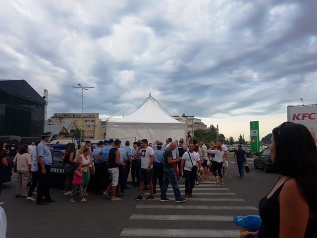 FOTO Concertul Andrei a umplut parcarea mall-ului