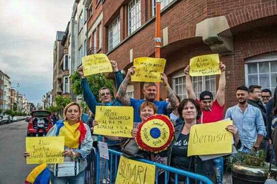 Nemţeni protestând în faţa Ambasadei României de la Bruxelles. Galerie foto
