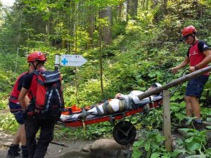 Femeie din Brăila accidentată pe munte, poteca de la Duruitoarea „ajutată” cu un cablu