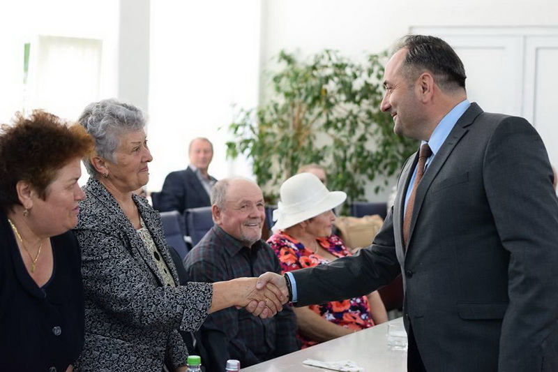 Târgu-Neamţ: Emoţii la premierea cetăţenilor de onoare şi a cuplurilor care au împlinit 50 de ani de căsătorie