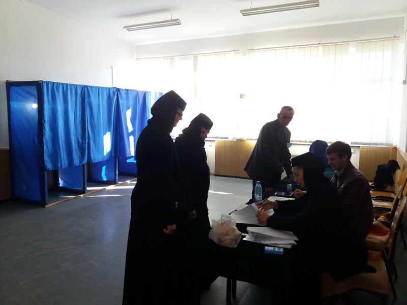 FOTO Alegători puşi pe glume la referendumul de la Târgu-Neamţ