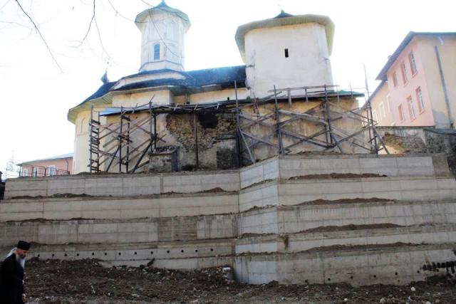 Mănăstirea Bisericani are zid de consolidare, de 77 de ”miliarde”