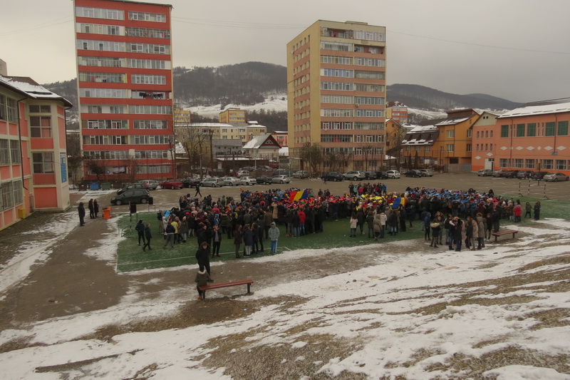 Flash-mob tricolor și hora Unirii la Școala Gimnazială nr. 5 Piatra Neamț