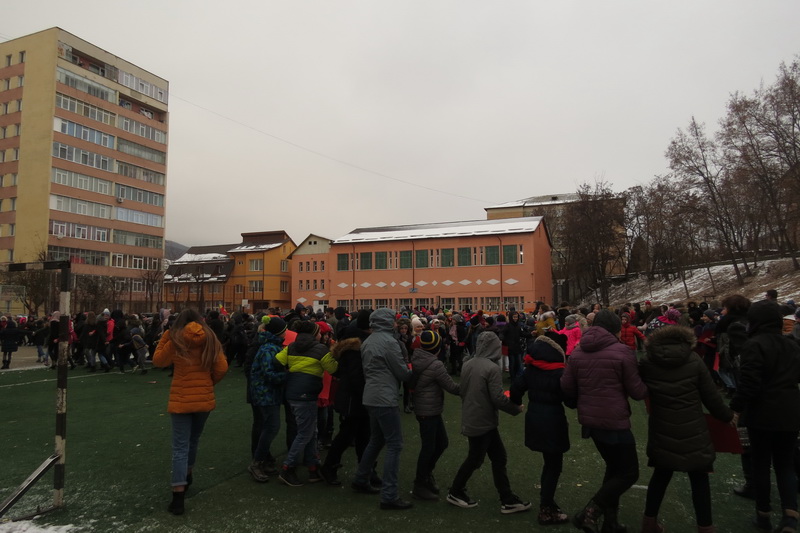 Flash-mob tricolor și hora Unirii la Școala Gimnazială nr. 5 Piatra Neamț