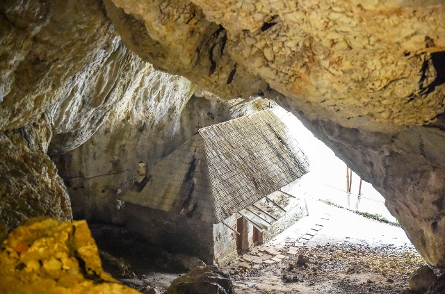 Peștera sacră de la Mănăstirea Bistrița