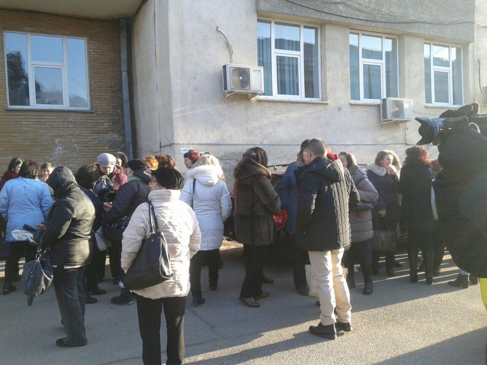 Protest la Spitalul Județean: ”Vrem salariile înapoi!”/ A fost cerută prezența președintelui CJ Ionel Arsene