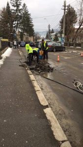 Publiserv plombează gropile din oraș cu asfalt rece