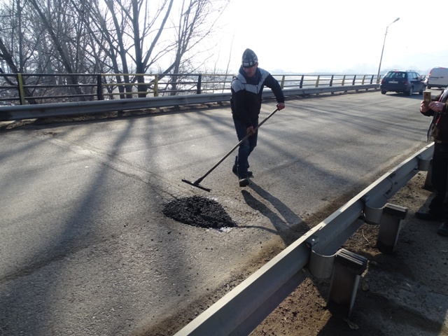 FOTO Reparații la podul de la Roznov