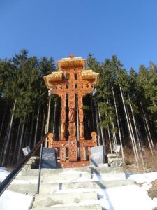 Poiana Largului &#8211; Sfințirea monumentului închinat eroilor și Părintelui Iustin Pârvu