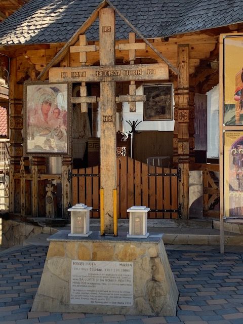 Duminică, la Mănăstirea Petru Vodă, oamenii l-au găsit pe părintele Iustin. Fotoreportaj
