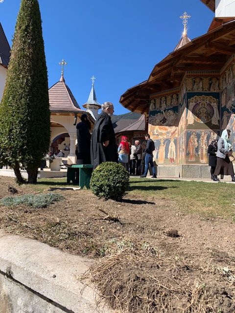 Duminică, la Mănăstirea Petru Vodă, oamenii l-au găsit pe părintele Iustin. Fotoreportaj