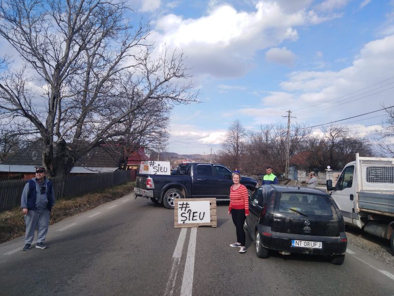 FOTO #ȘîEl: Un bărbat a blocat un drum întreg între Târgu Neamț și Agapia