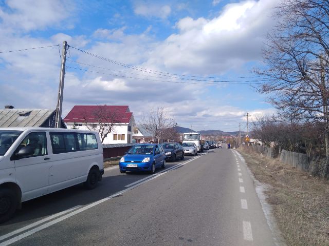 FOTO #ȘîEl: Un bărbat a blocat un drum întreg între Târgu Neamț și Agapia
