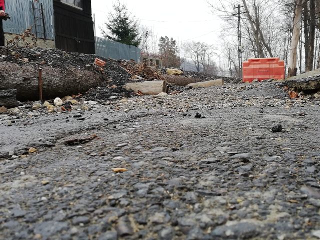 Strada Humariei din Piatra-Neamt, asfaltată în anul 2016. Acum, o ruină