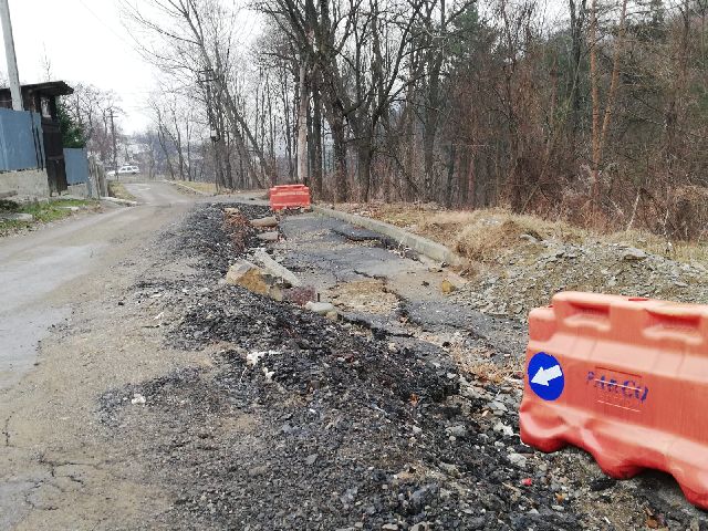 Strada Humariei din Piatra-Neamt, asfaltată în anul 2016. Acum, o ruină