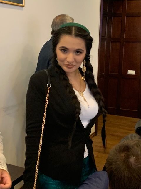 Isabela Stănescu, fata care a uimit România, felicitată în Consiliul Local Piatra Neamț. Video