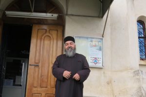 PREOȚI ȘI BISERICI DIN NEAMȚ Părintele Constantin Capșa: ”Nu te scot de sub greutatea păcatelor nici colacii, nici punțile, nici mâncărurile gătite în 43 de feluri”