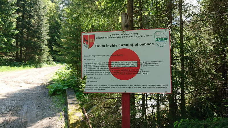 Turiști francezi vandali: au smuls bariera de la intrarea în Parcul Național Ceahlău