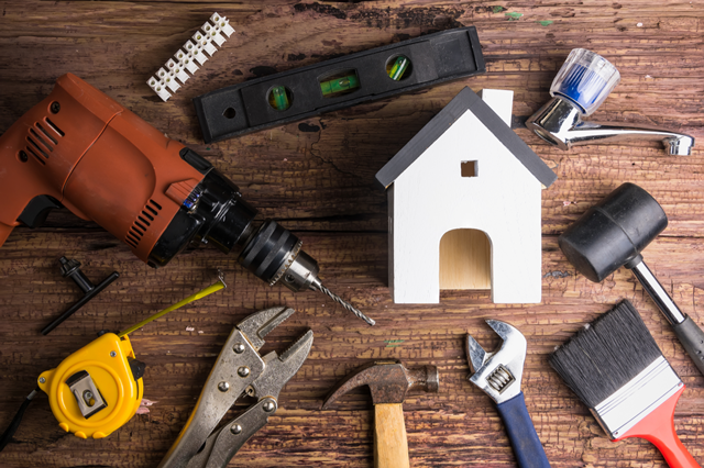 3 reparații esențiale pentru casa ta pe care NU ar trebui să le faci niciodată singur