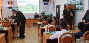 Ministrul Apelor și Pădurilor le-a explicat elevilor din Vânători-Neamț cum își protejează statul pădurile