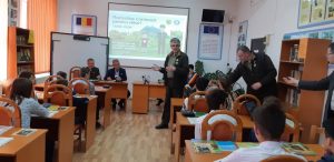 Ministrul Apelor și Pădurilor le-a explicat elevilor din Vânători-Neamț cum își protejează statul pădurile