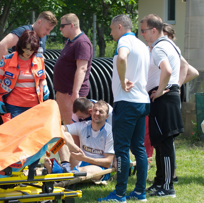 Marian Creţu (Ozana Târgu Neamţ), fractură de peroneu, luat cu ambulanţa de pe terenul de fotbal