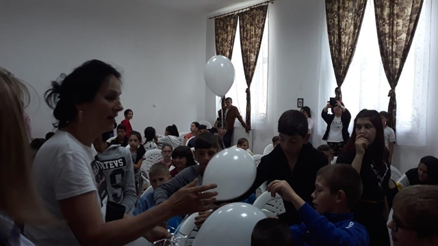 FOTO: Casa de Sănătate Neamț a oferit cadouri copiilor din centrul „Ion Creangă”