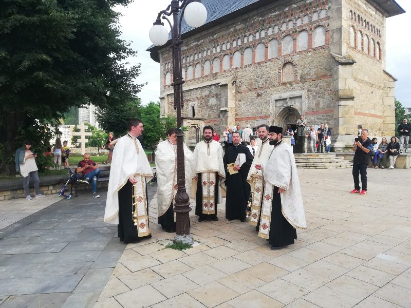 Moaștele Sfântului Gheorghe Pelerinul, aduse pentru procesiune la Biserica ”SF. Ioan Domnesc” din Piatra Neamț