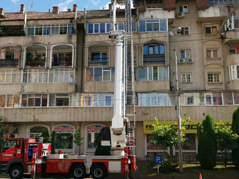 Intervenție ISU la acoperișul zburător din Piatra Neamț