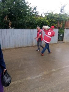 Prefectura și Crucea Roșie au dus ciment la Văleni, dar au uitat de sponsor