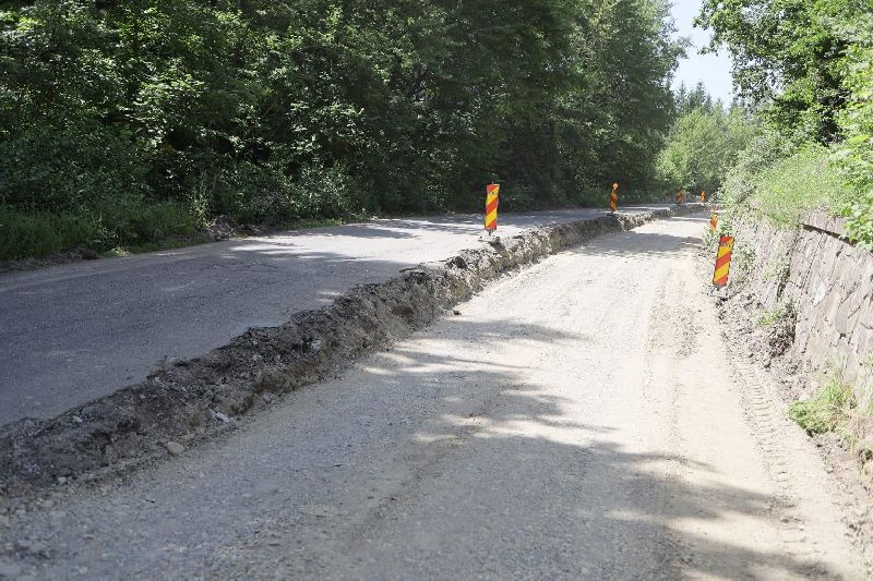 Atenție, se circulă cu dificultate pe DN15 Bicaz- Poiana Largului! Au început cu adevărat lucrările de refacere a infrastructurii