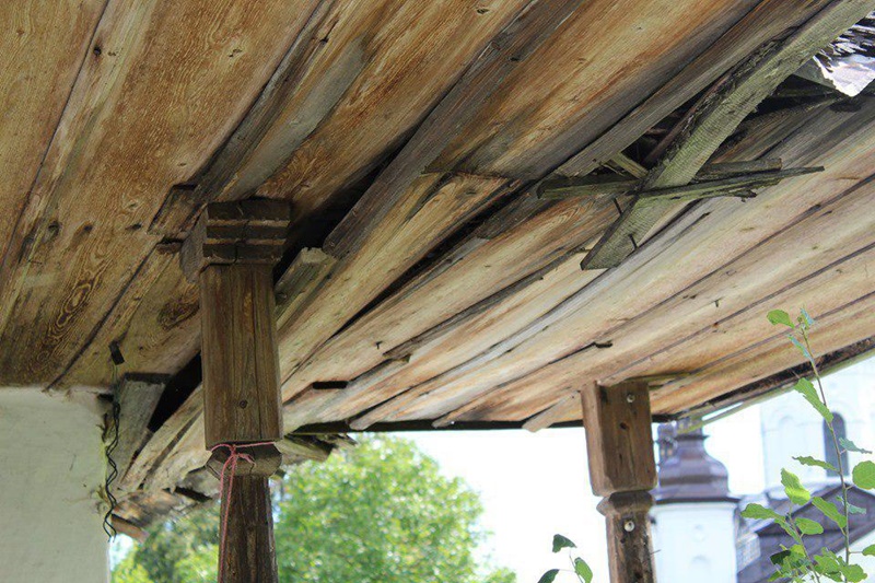 Un expert de la Muzeul Satului vrea să salveze casa de lemn de la Schitul Vovidenia