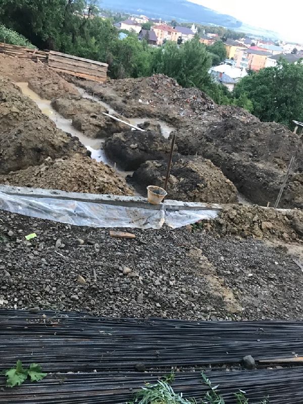 Târgu Neamț: Scandal la Primărie pentru un bloc construit între case