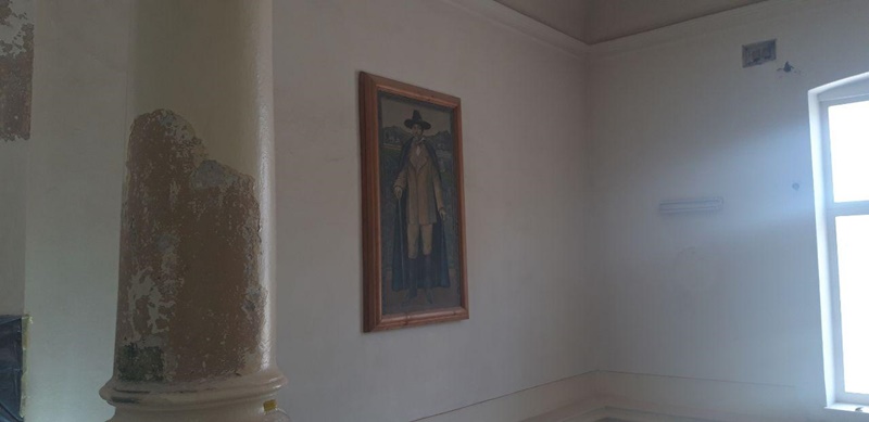 Sub zeci de straturi de var, holul Colegiului ”Petru Rareș” ascundea picturi